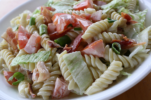 http://blogchef.net/wp-content/uploads/2009/06/blt_pasta_salad_1.jpg