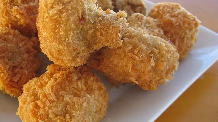 Close up view of deep fried mushrooms.