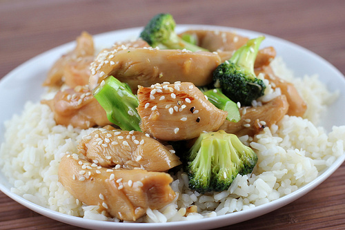 Chicken in garlic sauce served over white rice with broccoli and sesame seeds