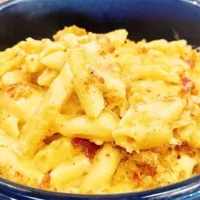 Prepared baked pasta and cheese with bacon breadcrumbs.