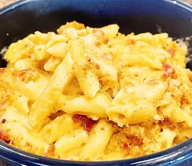 Prepared baked pasta and cheese with bacon breadcrumbs.