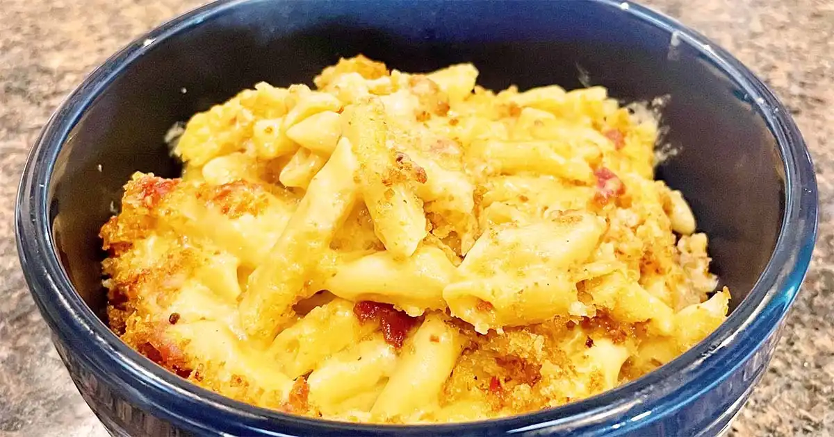 Prepared baked pasta and cheese with bacon breadcrumbs.