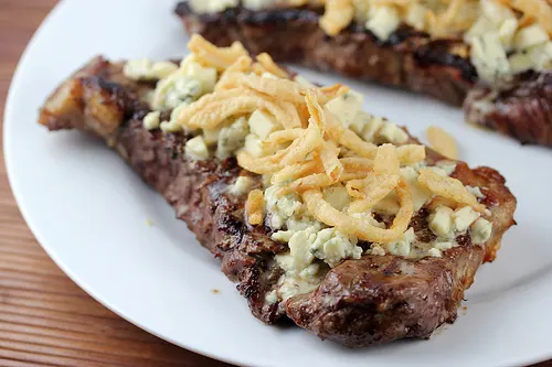 steak_with_blue_cheese_and_french_fried_onions_1