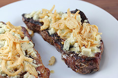 steak_with_blue_cheese_and_french_fried_onions_4