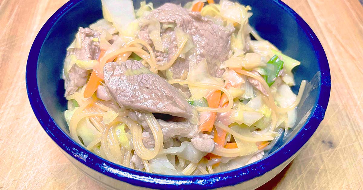 Prepared Shanghai noodles in blue bowl.