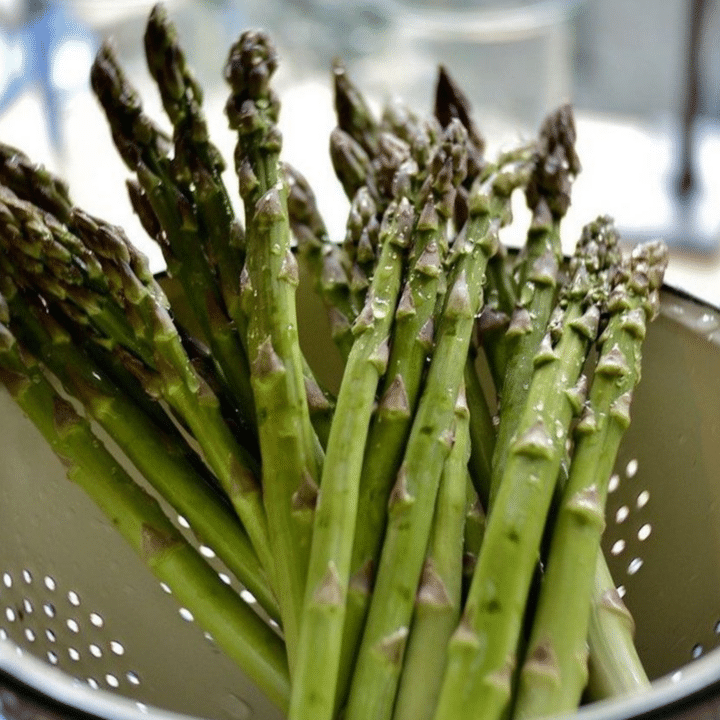 How to Cook Asparagus by Boiling - Boiling Asparagus And Eggs With Lemon