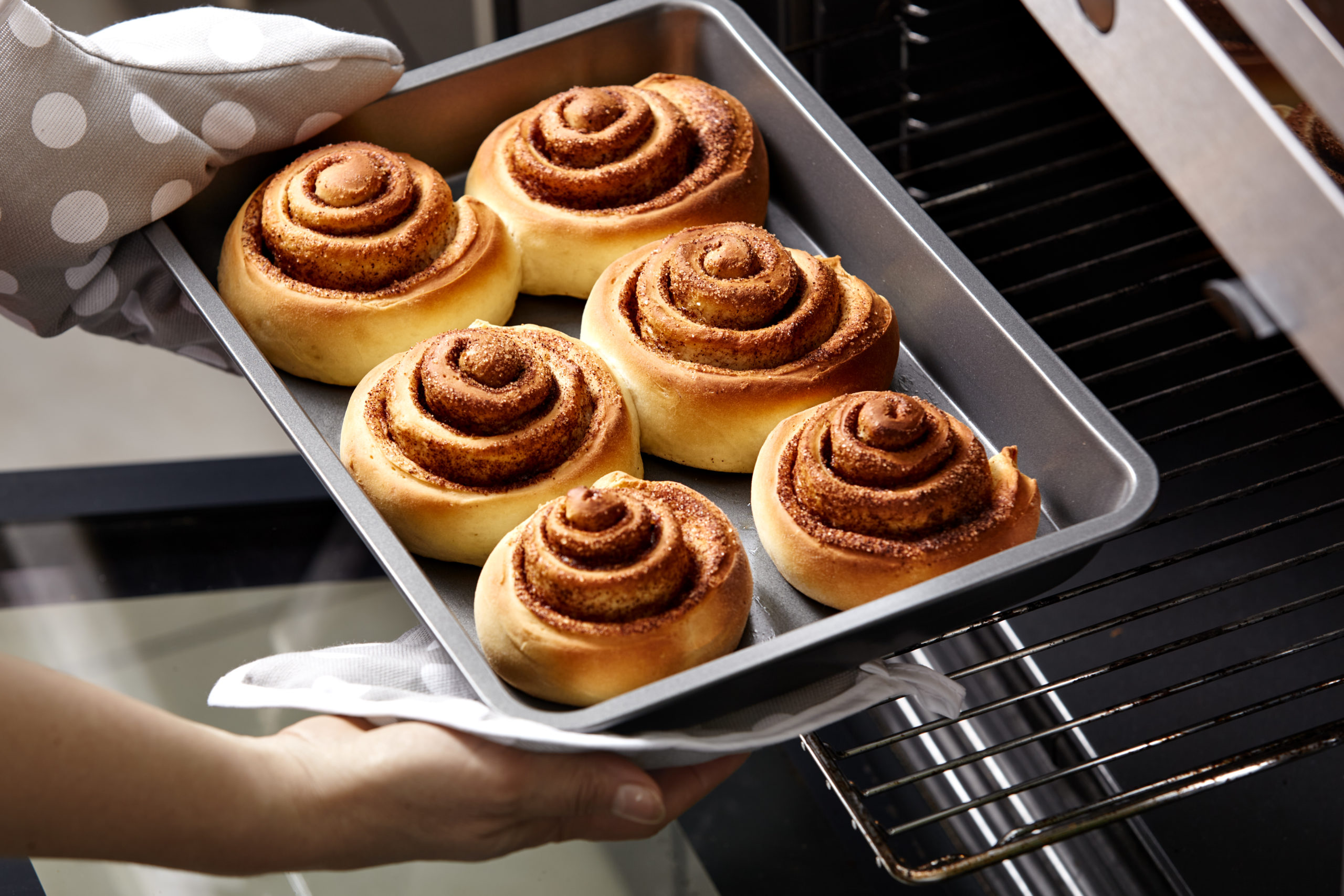 How Long To Cook Cinnamon Rolls