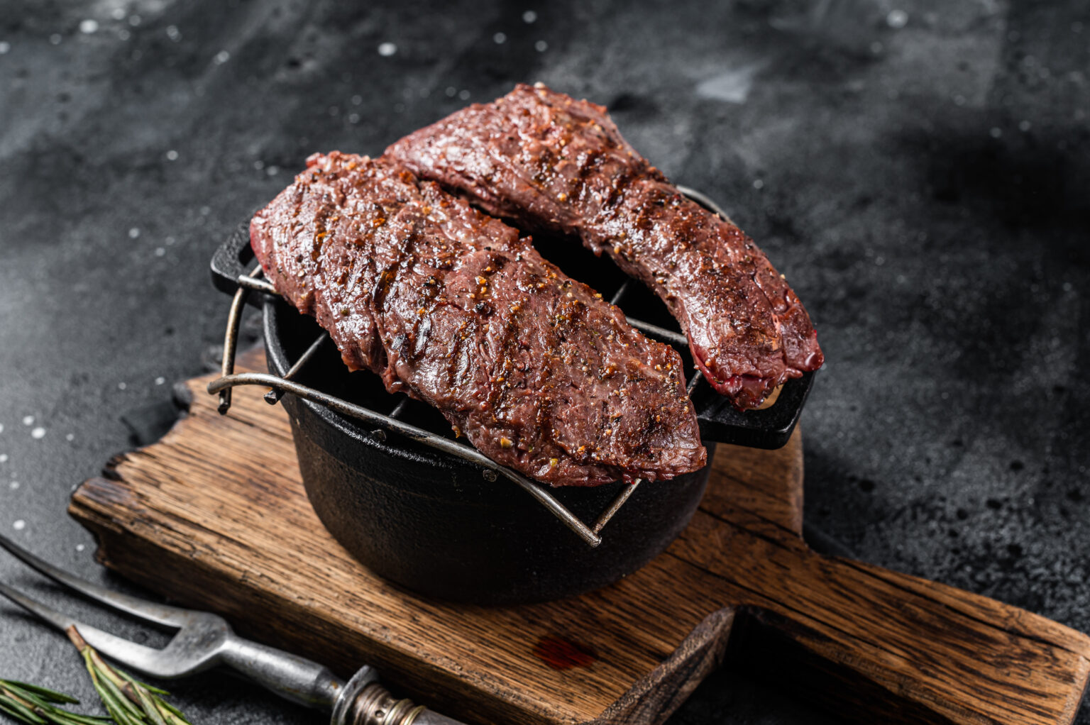 how-to-cook-skirt-steak-on-the-stove-in-cast-iron-skillet-easy-beef