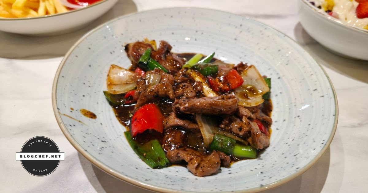 Sizzle steak with bell peppers and onions on plate