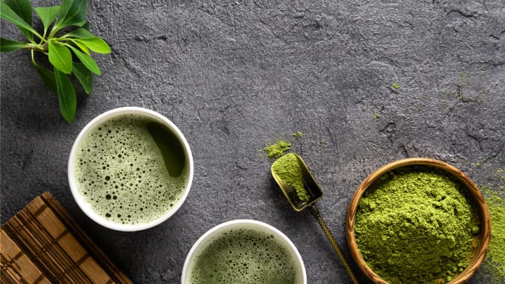 Matcha tea and powder on table to represent what does matcha taste like?