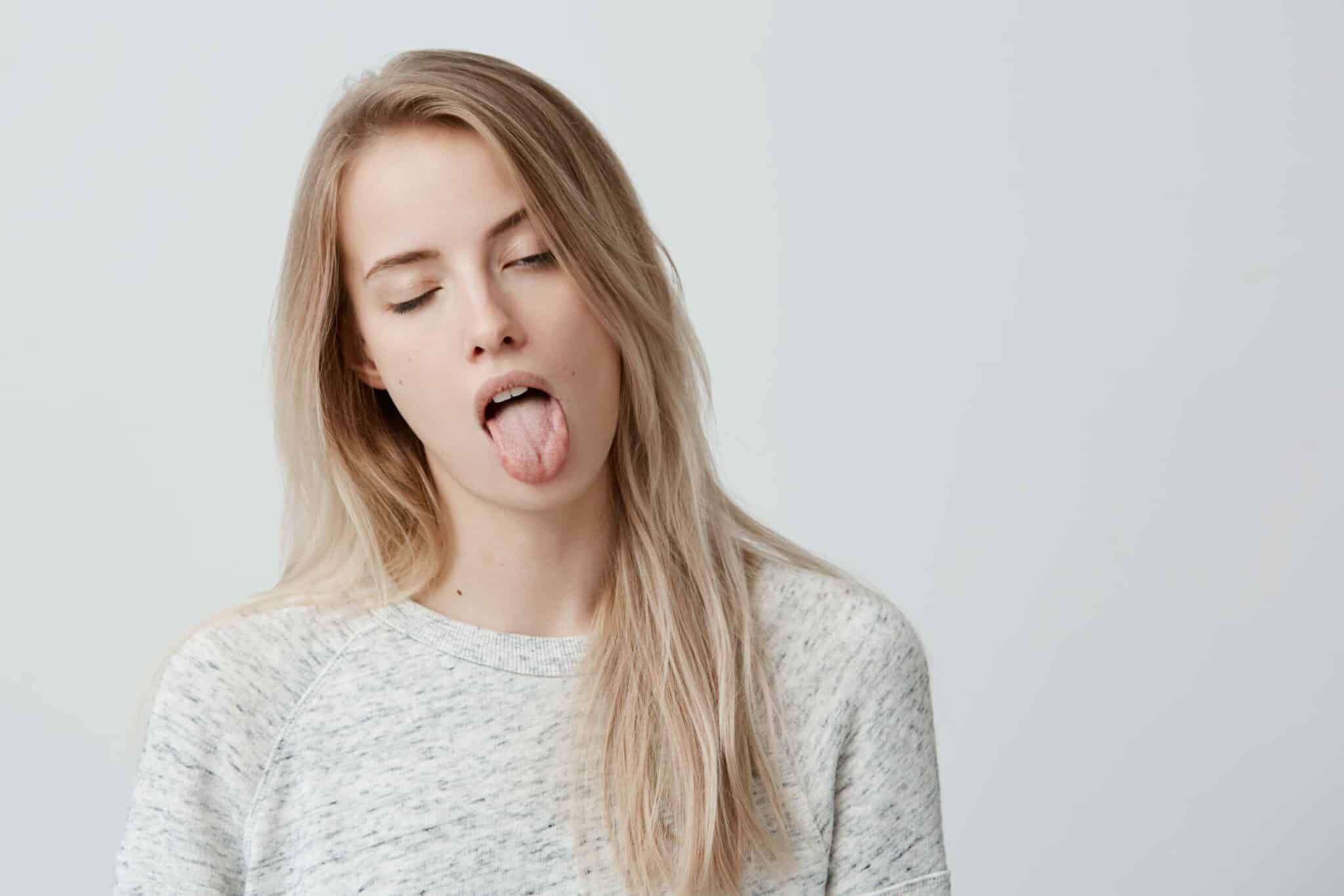 Stick out your tongue for the picture. Блонд yawn. Teenage girl tongue ждет. Protruding tongue жест.