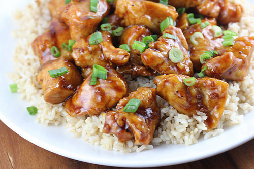 Plate of Chinatown chicken served with rice and topped with green onions