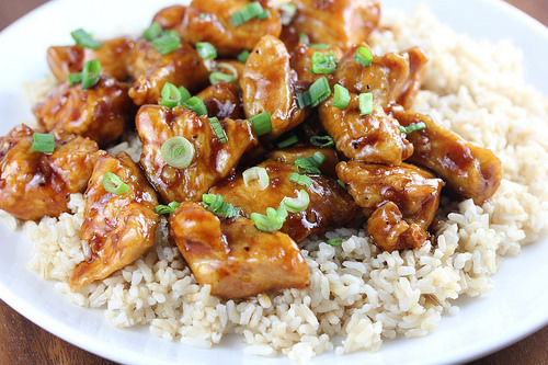 Plate of Chinatown chicken served with rice and topped with green onions