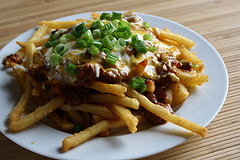 Chili cheese fries topped with green onions