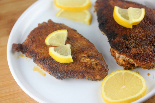Seasoned blackened chicken with lemon slices