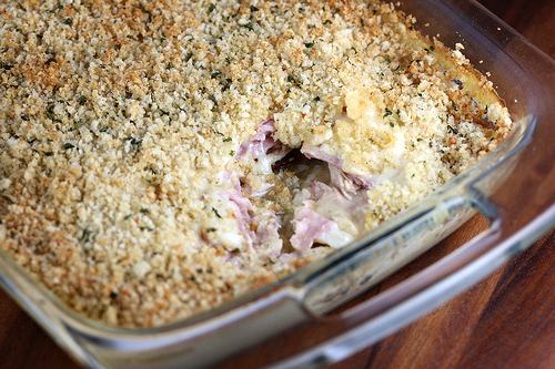 Chicken cordon bleu casserole with crumbs