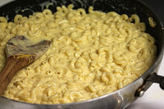Creamy macaroni and cheese in skillet