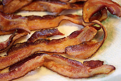 Crispy cooked bacon strips on paper towel