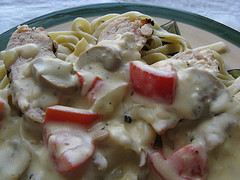 Chicken alfredo with mushrooms and tomatoes