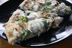 Chicken alfredo pizza slices with broccoli