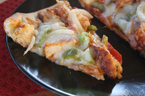 Close up fajita chicken pizza slice