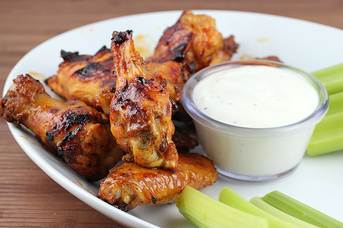 Honey hot wings with ranch dip and celery