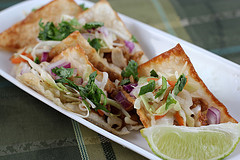 Chicken wonton tacos on platter